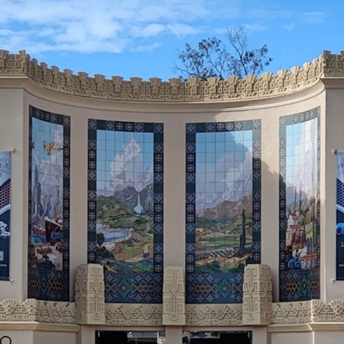 Los murales recientemente restaurados en el edificio CA, hogar del Museo Automotriz de San Diego