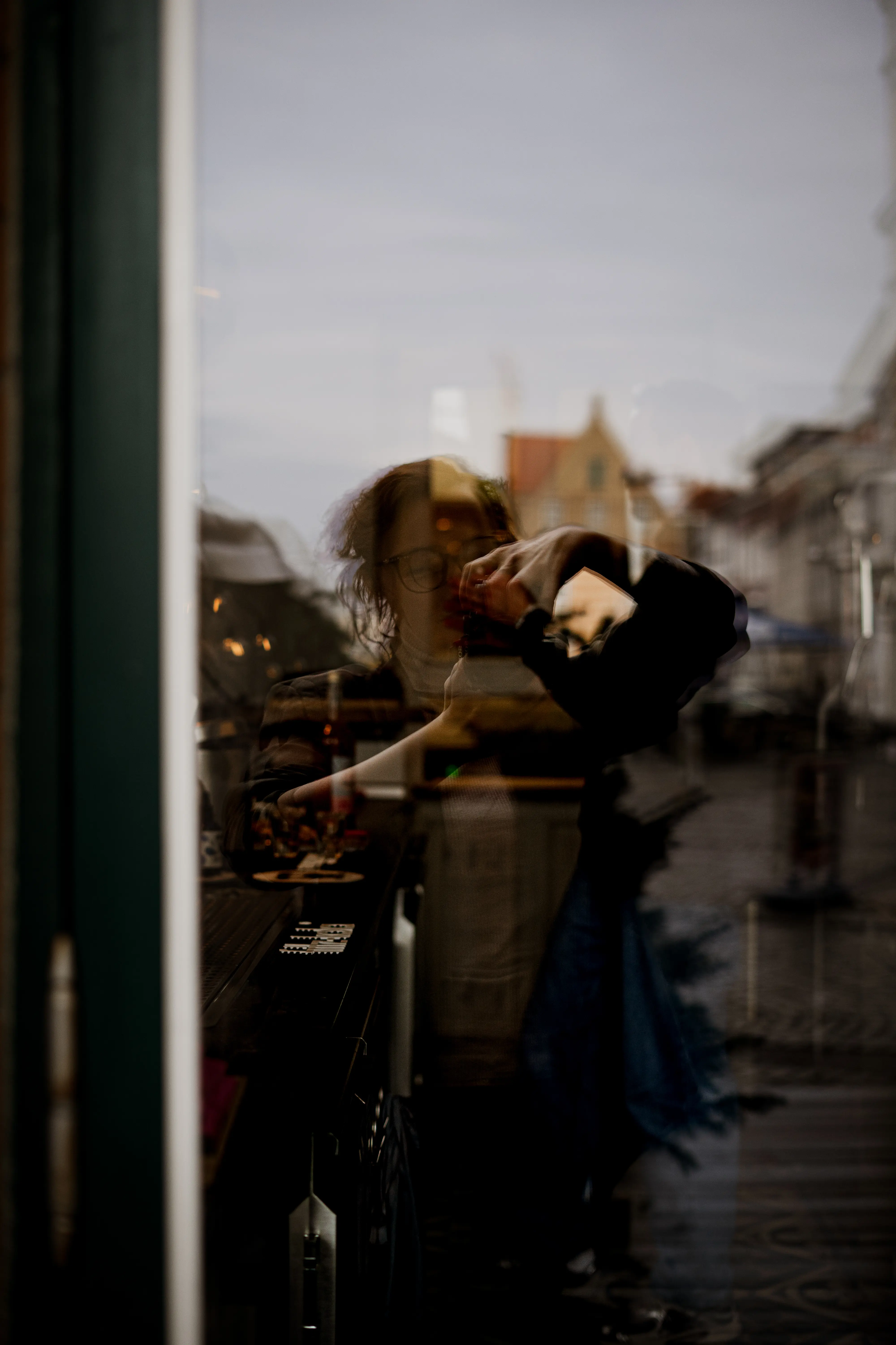 Julia Fischer macht ein Bild vom sich in einer Fensterscheibe