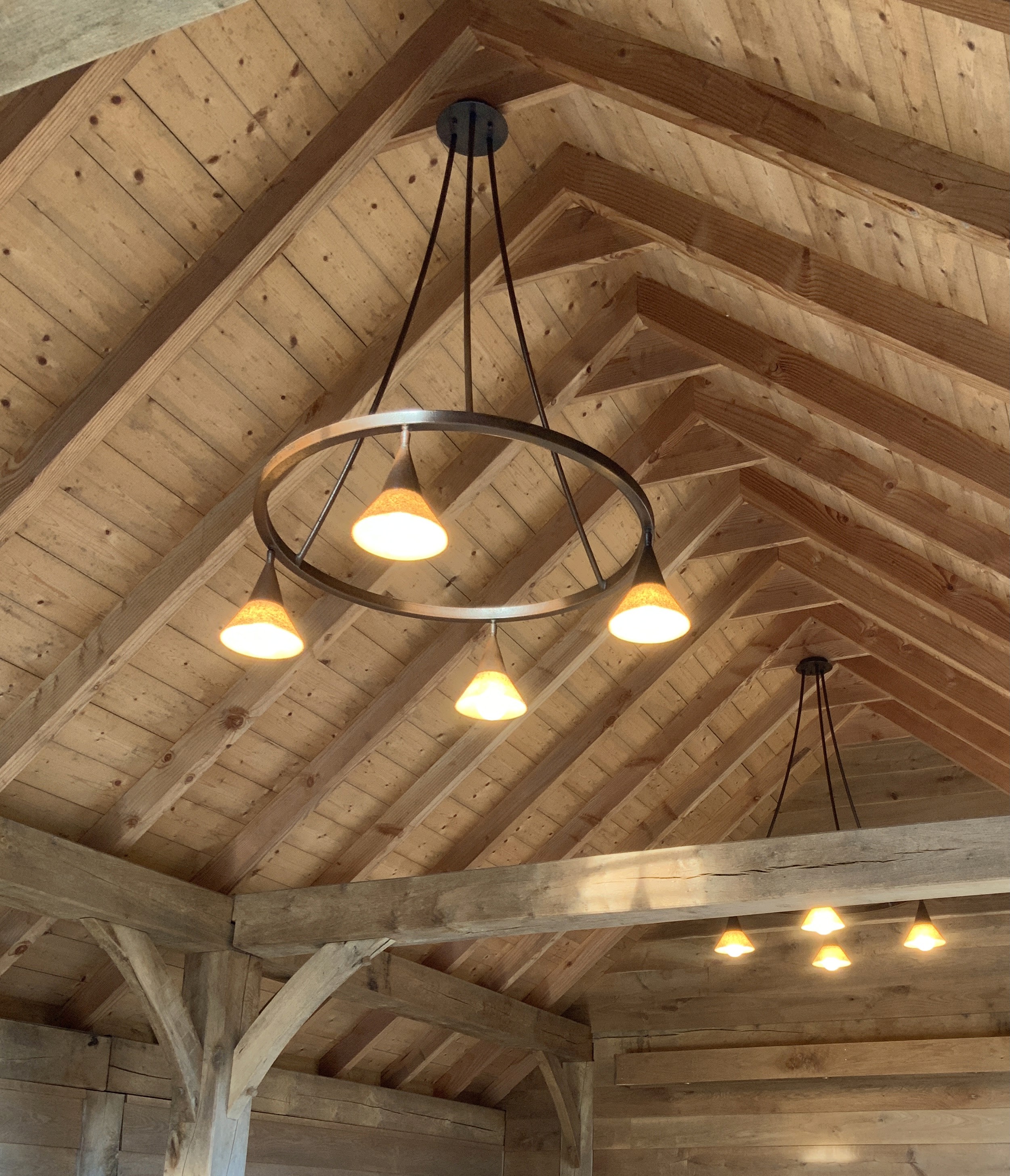 Maatwerk inbouwverlichting van Bellini Lighting in een houten plafond voor gelijkmatige en sfeervolle verlichting