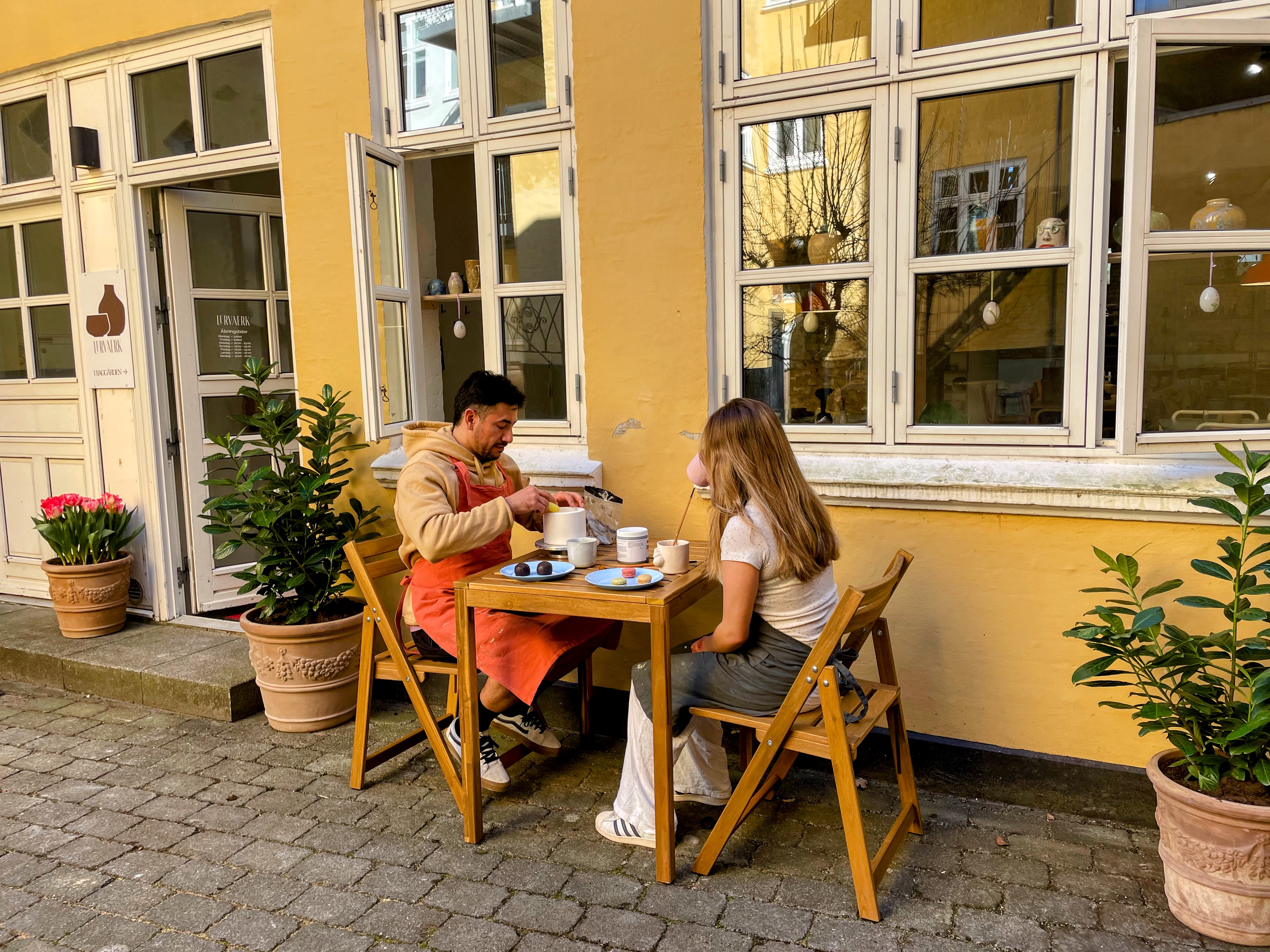 form en kop i gården hos Lervaerks keramikværksted