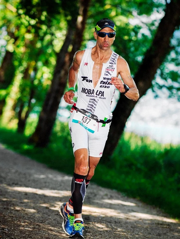 Participants en plein effort lors d'un triathlon