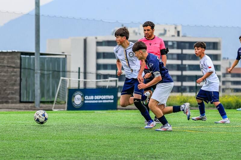 Crianças jogando futebol em torneio internacional no Brasil