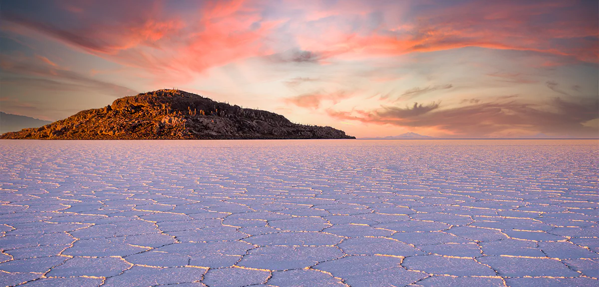 Machu Picchu, antiga cidade inca no Peru, cercada pelas montanhas da Cordilheira dos Andes e pela vegetação verde da região