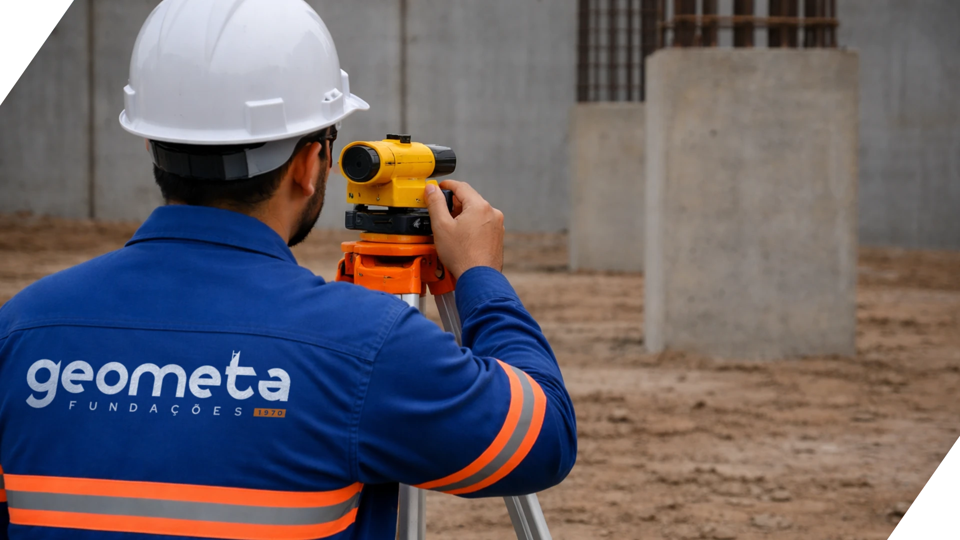 Pessoa da Geometa fazendo análise de recalque