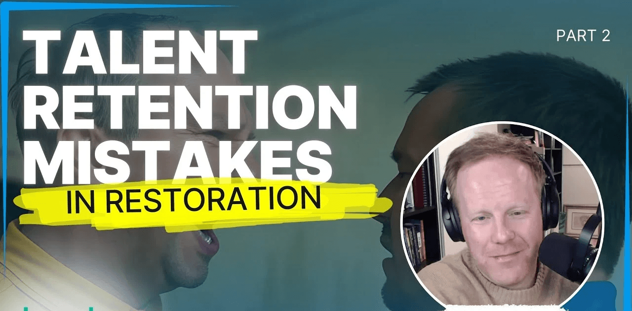 un restaurateur et un client ayant une discussion