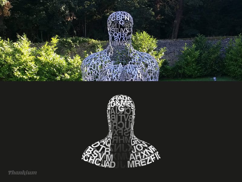 Escultura humana de letras entrelazadas en parque y fondo negro.