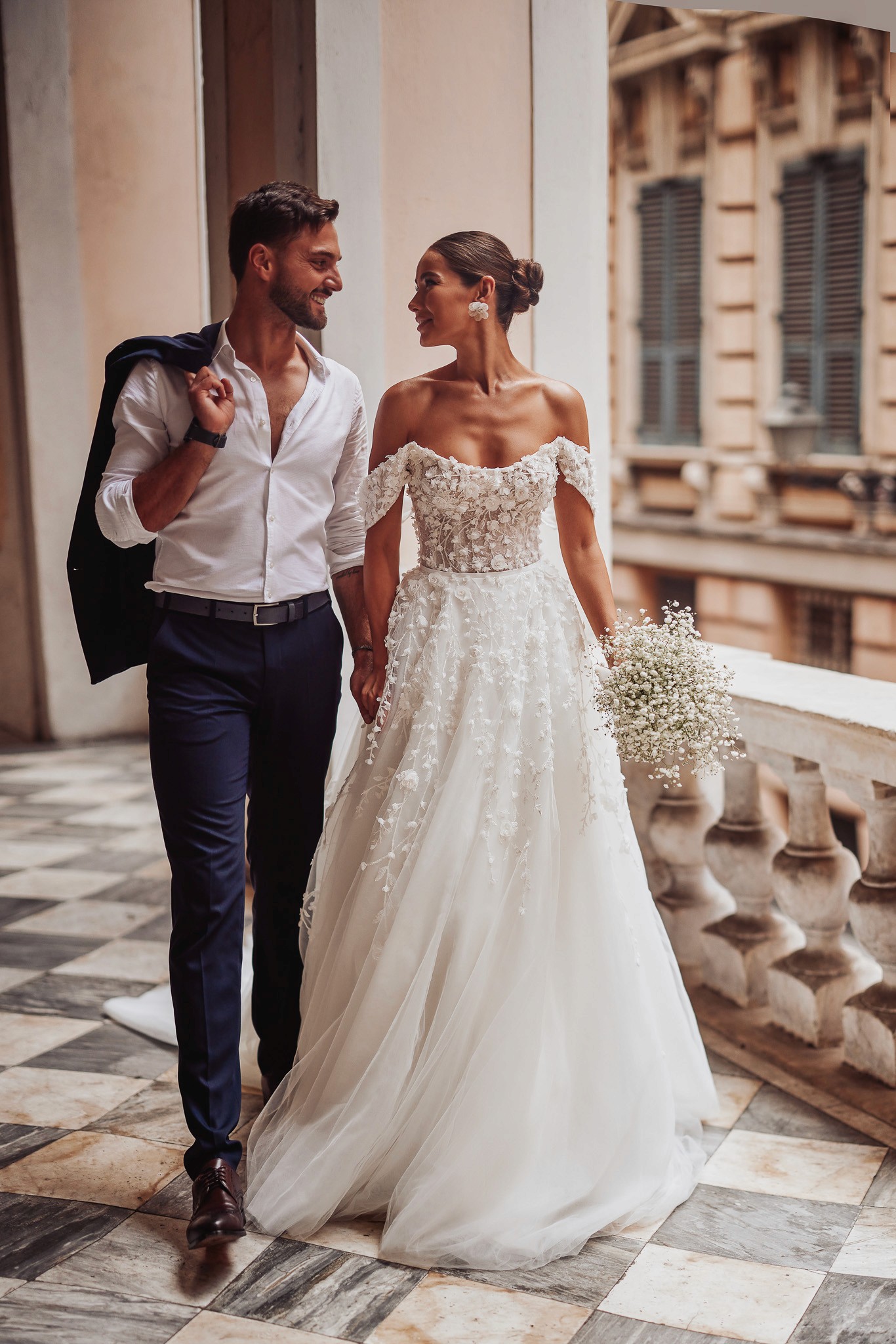 Off-Shoulder Brautkleid mit 3D Blüten und Tüllrock