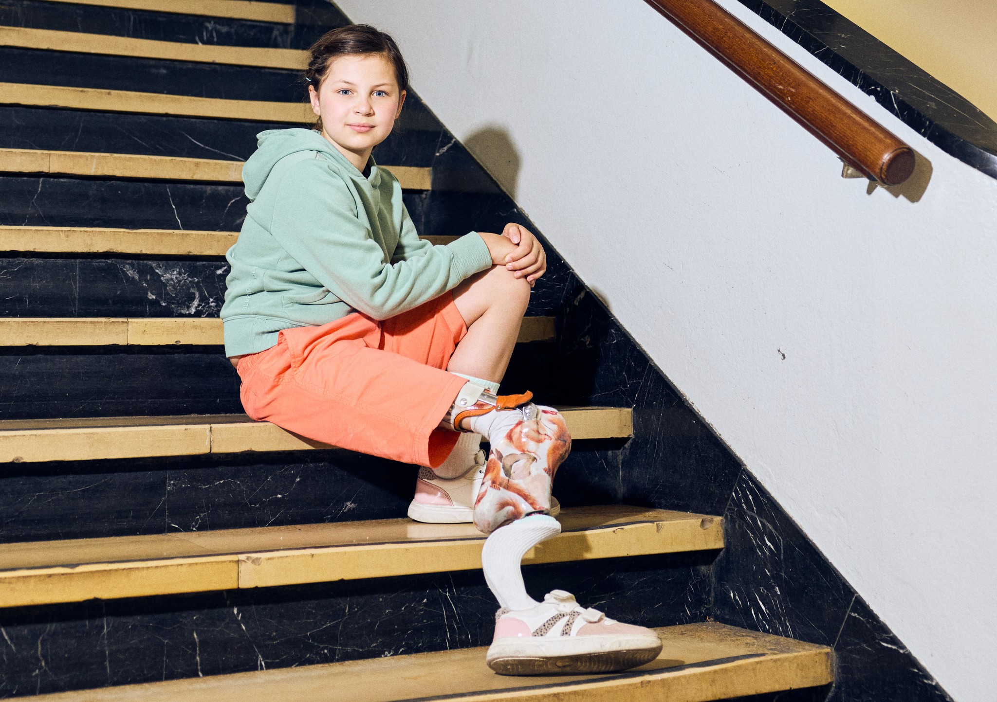Meisje in korte broek op de trap
