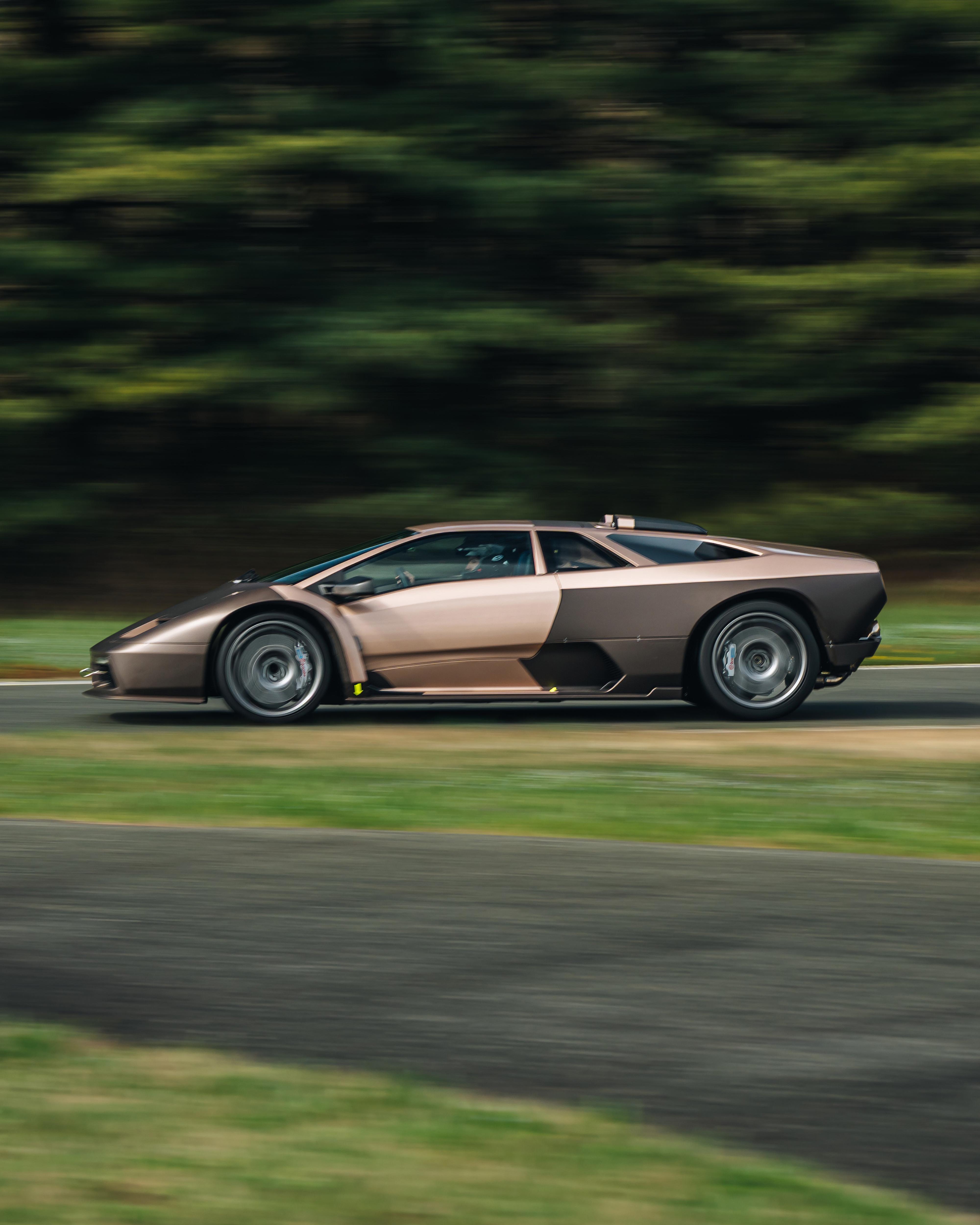 Eccentrica Restomod con carrozzeria marrone fotografata a goodwood