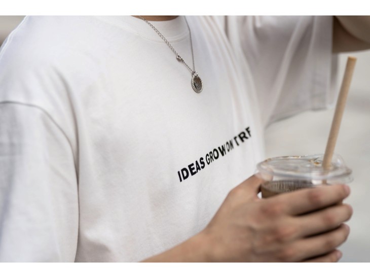 白色T恤与咖啡杯