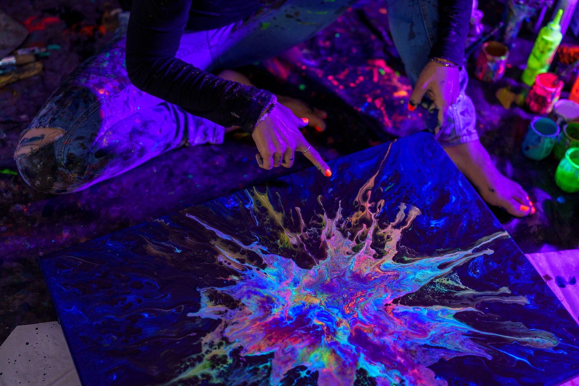 femme-artiste-peintre-hautes-savoie-phosphorescent