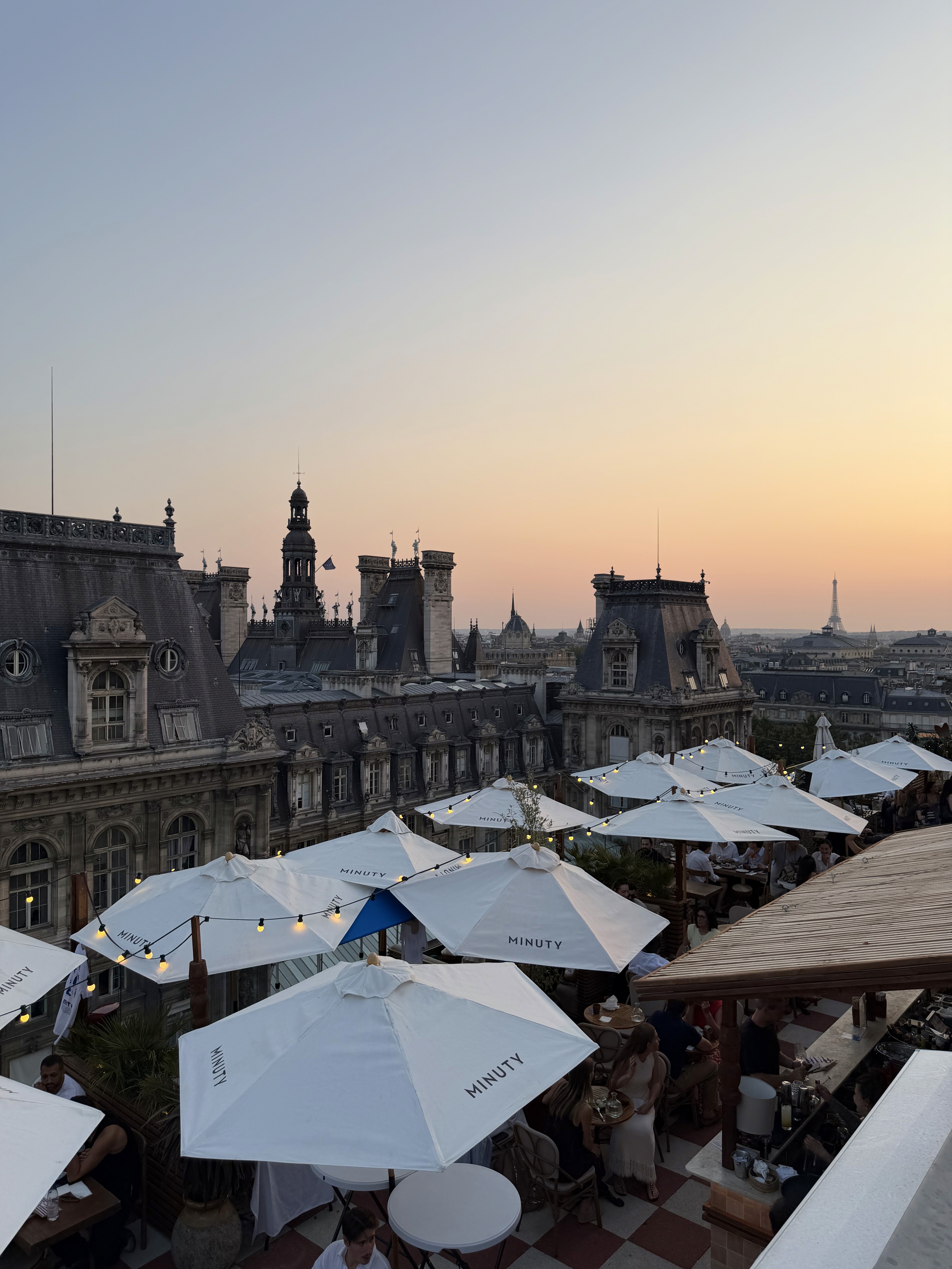 Coucher de soleil sur la Tour Eiffel et l'hôtel de ville à Terraza Mikuna