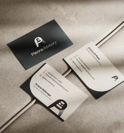 Cartões de visita da marca Plenna Advisory, dispostos sob o sofá.