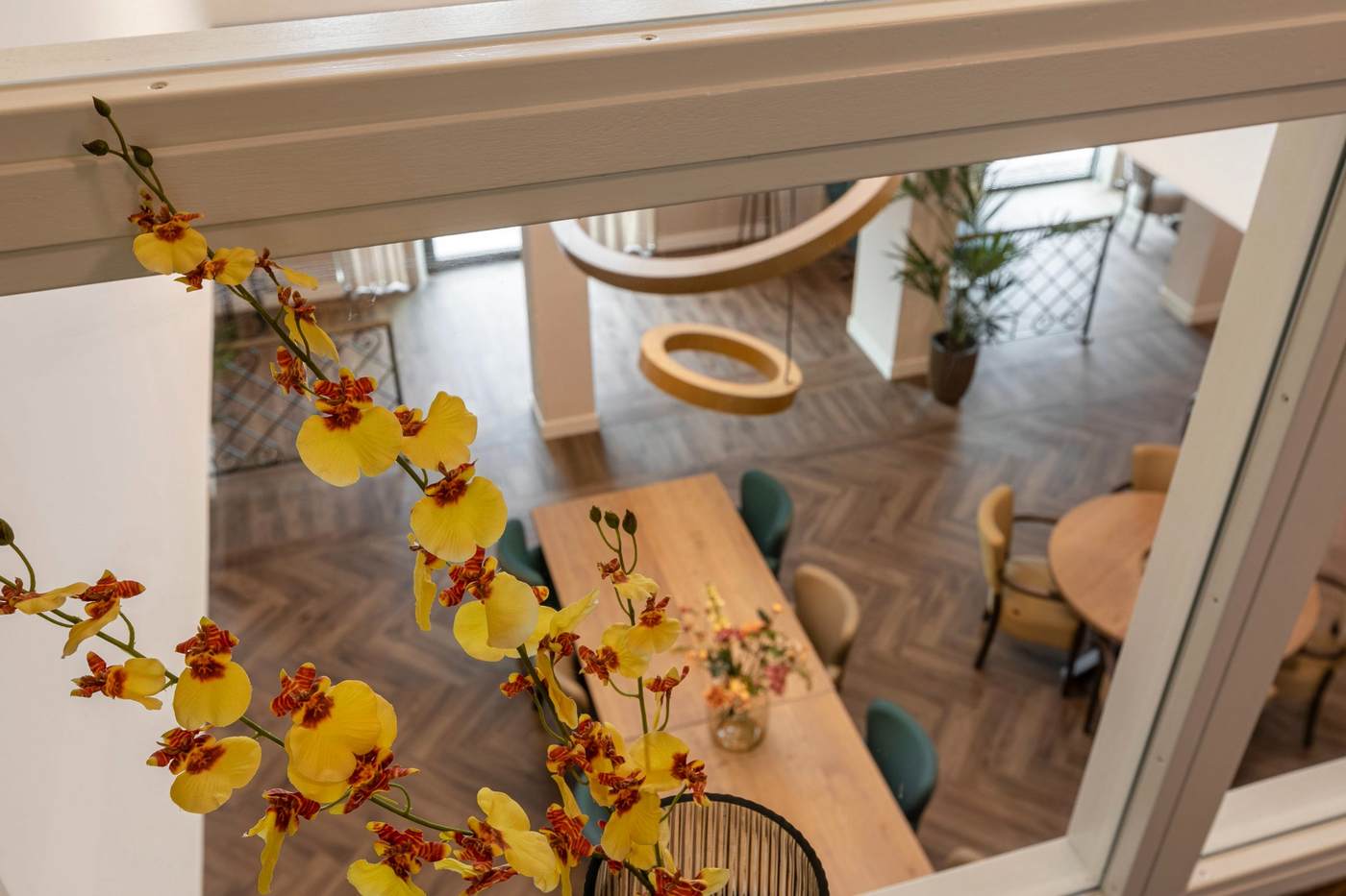 doorkijkje vide naar woonkeuken 