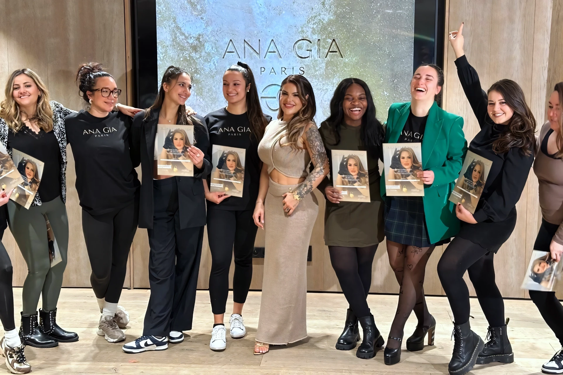 femmes ayant suivi la formation lympho sculpt. elles posent avec leur diplome