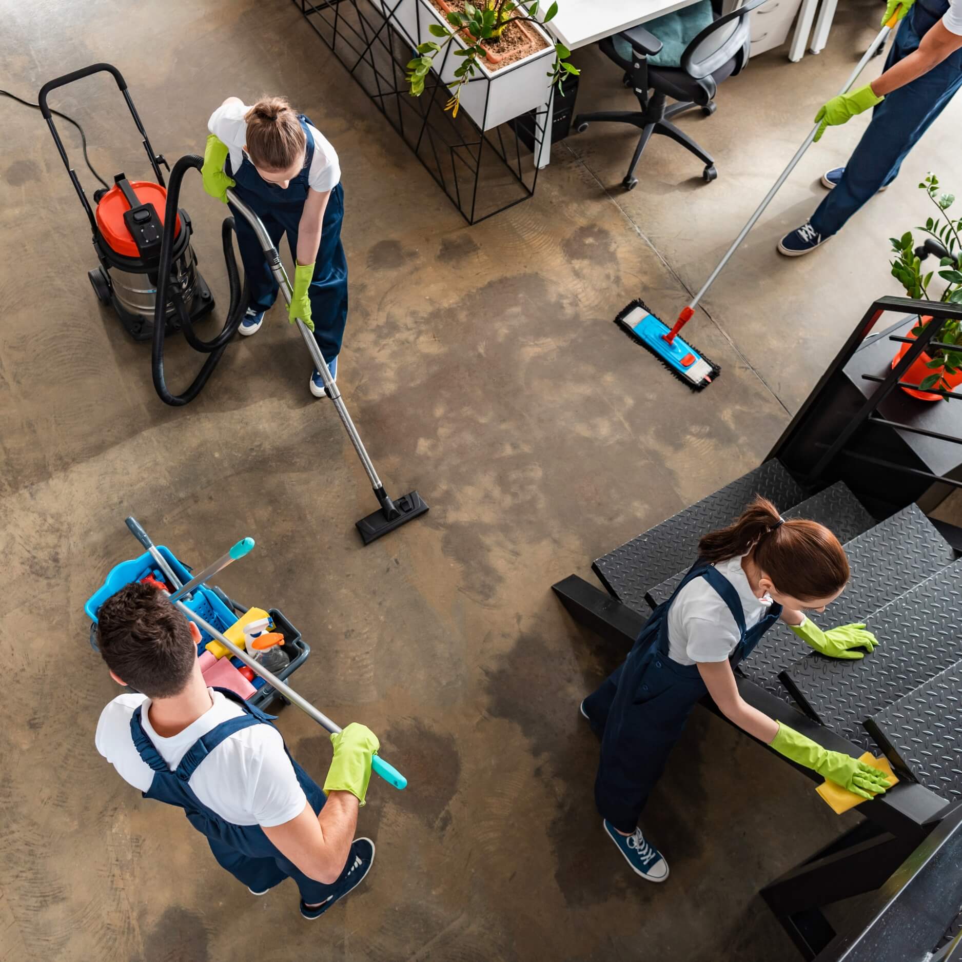 Reinigungsteam bei der Büroflächenpflege – professionelle Unterhaltsreinigung mit Koordination und Spezialgeräten