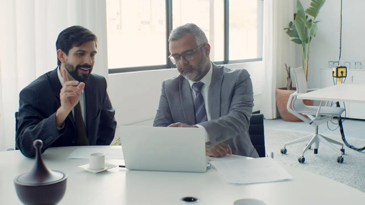 Imagem de dois homens de negócio conversando