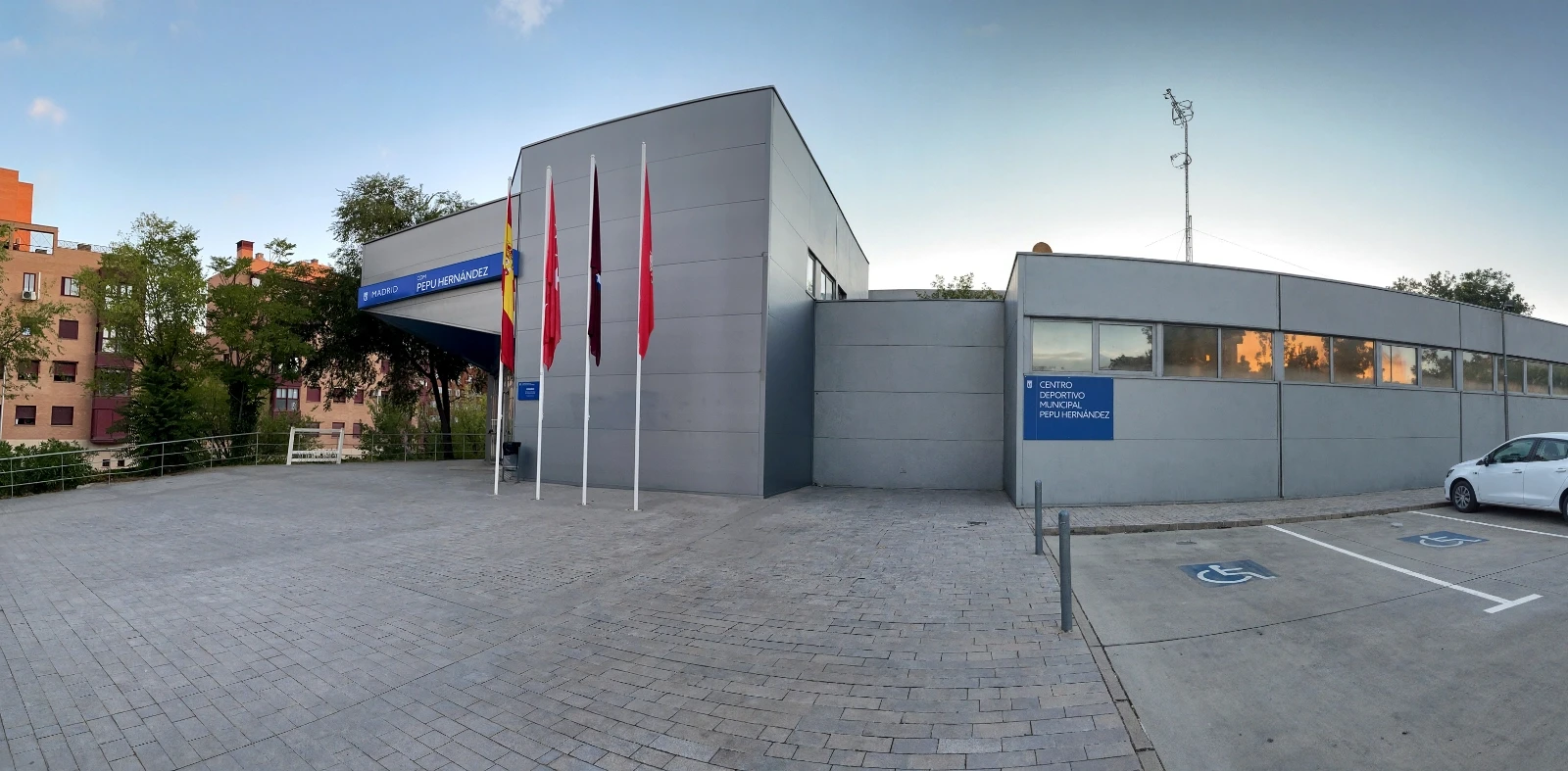 fachada del centro deportivo ágora cea bermudez
