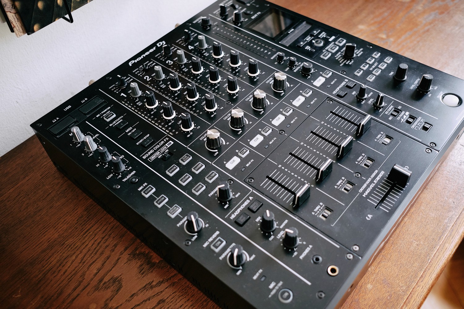 Miete den Pioneer DJM-A9 Mixer – hochwertige DJ-Ausrüstung für fortschrittliche Features und beeindruckende Klangqualität.