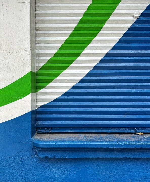 A colorful roller doot with an up and to the right pattern