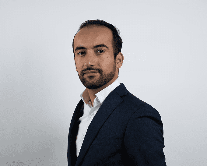 Foto van Niwar Salih die de camera inkijkt