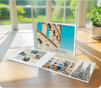 Pessoa segurando fotolivro com foto de mulher sorrindo ao ar livre, com a frase “Eu amo o Norte” escrita no canto da imagem