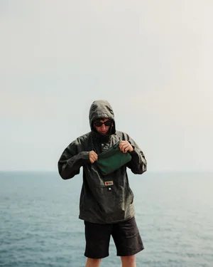 Dans le lookbook de la marque Danoise Another Aspect, le mannequin porte un costume gris et une chemise blanche