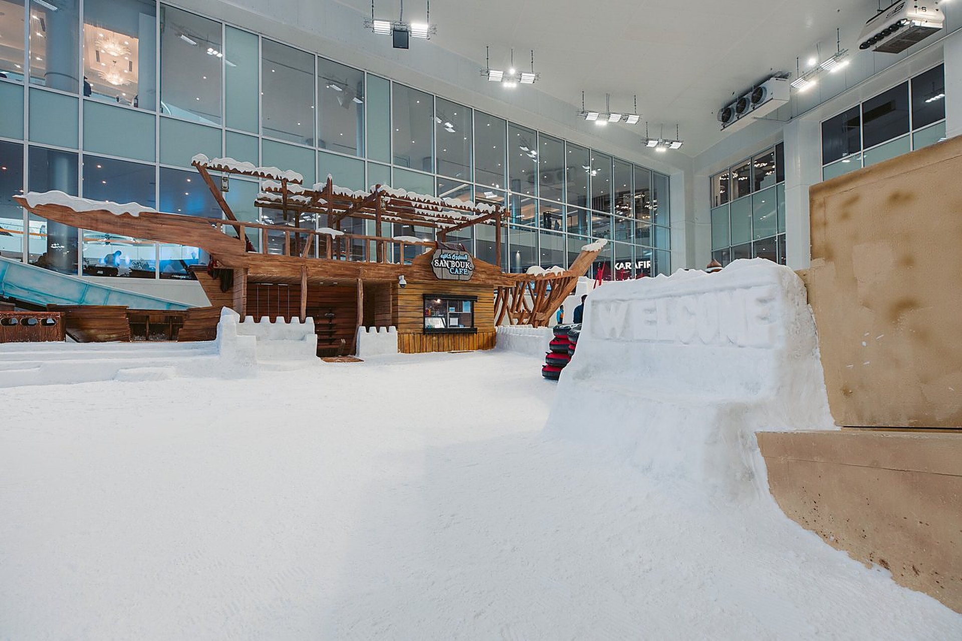 Le boutre enneigé et la dune sculptée « Welcome » du parc de neige Snow Dunes, à Doha Festival City