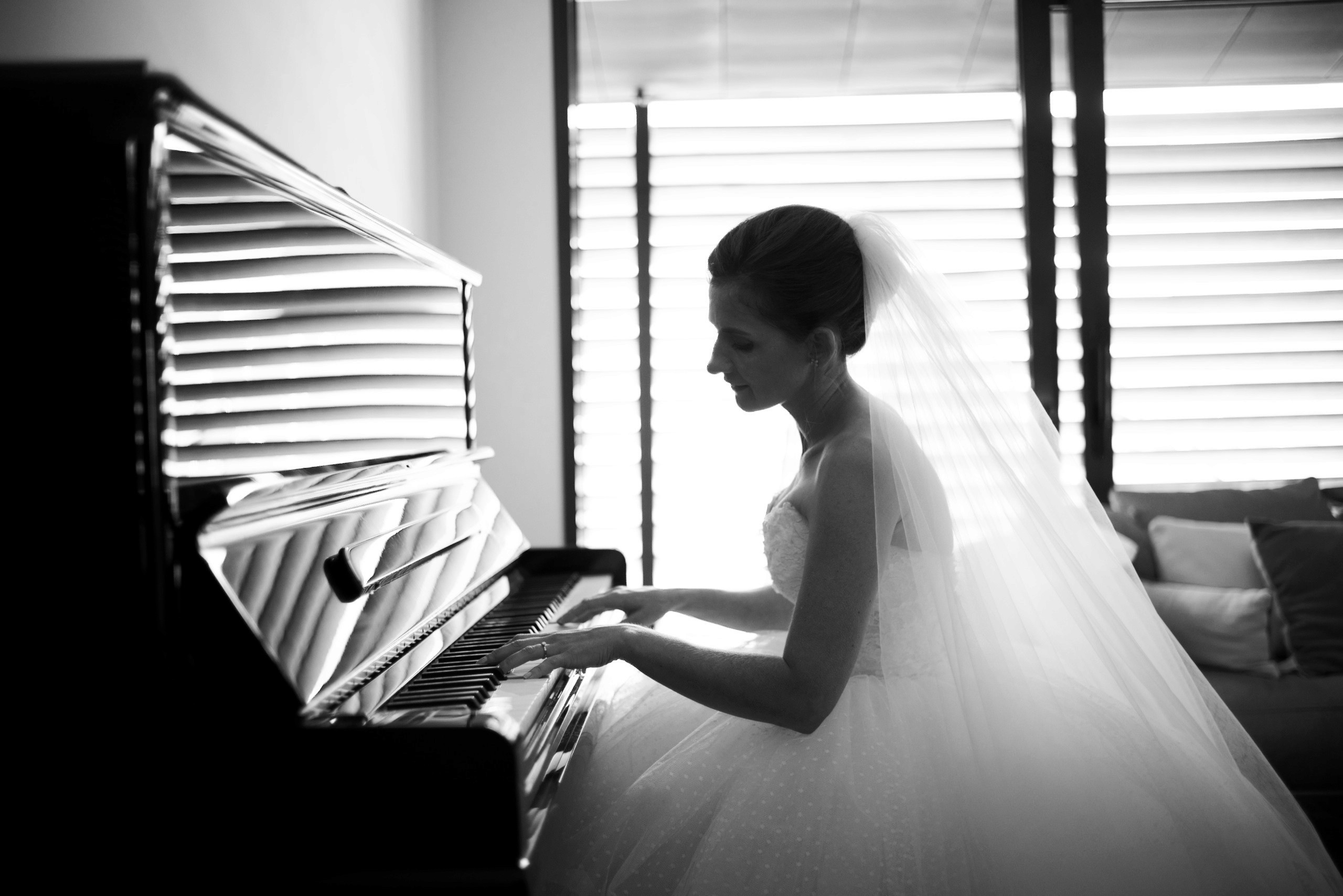Photographie de mariage en intérieur à La Réunion, capture de l'instant et émotion David Dijoux