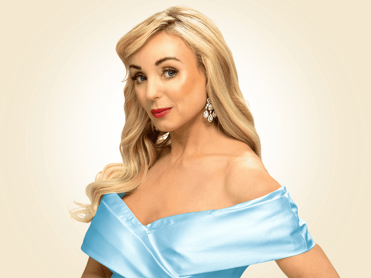 헬렌 조지가 펠리시티 켄달과 함께 콜 포터의 '하이 소사이어티'에 출연합니다.