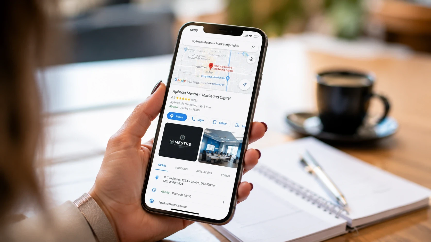 Smartphone exibindo perfil do Google Meu Negócio com avaliações, endereço e botão de ligação para empresa em Uberlândia