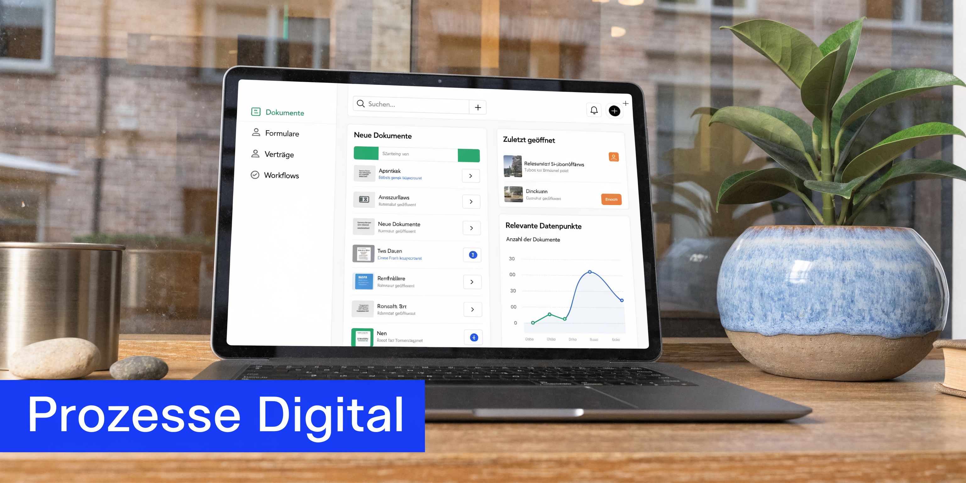 Ein Laptop-Bildschirm zeigt eine moderne Softwareoberfläche zur Dokumentenverwaltung und Prozessautomatisierung auf einem hölzernen Schreibtisch.