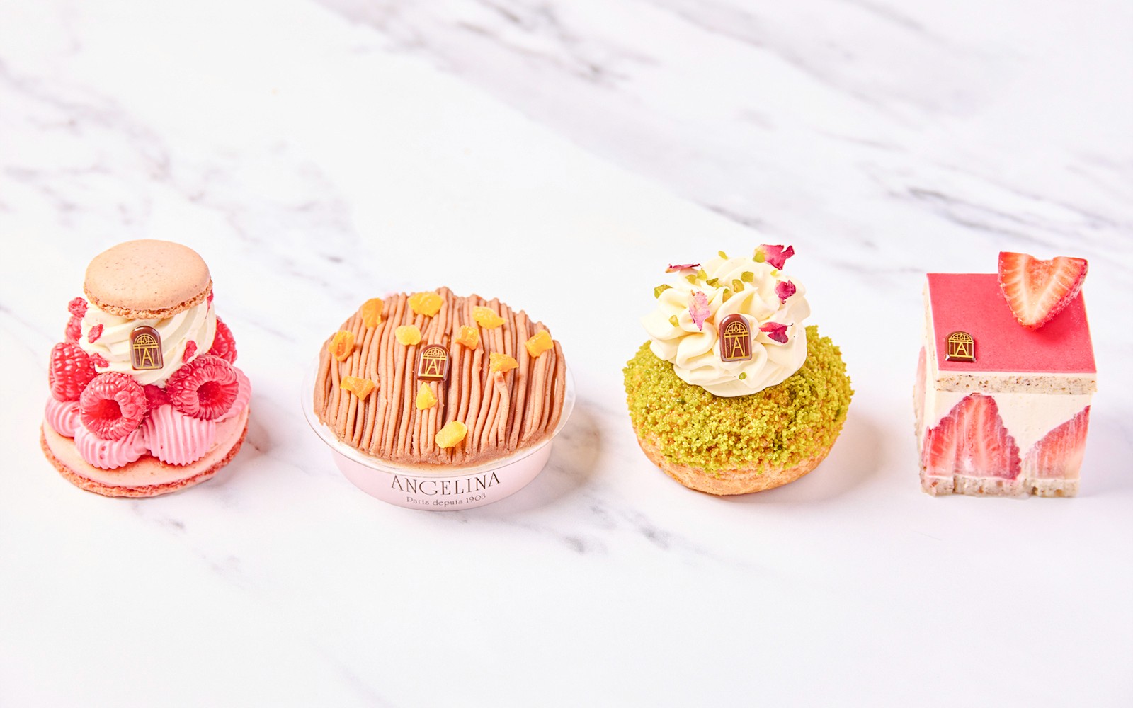 Lựa chọn bánh ngọt tại Angelina Rivoli, Paris, với các loại macaron và món tráng miệng phủ trái cây.