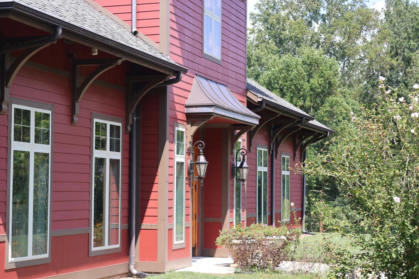 Front of Rock Creek Manor