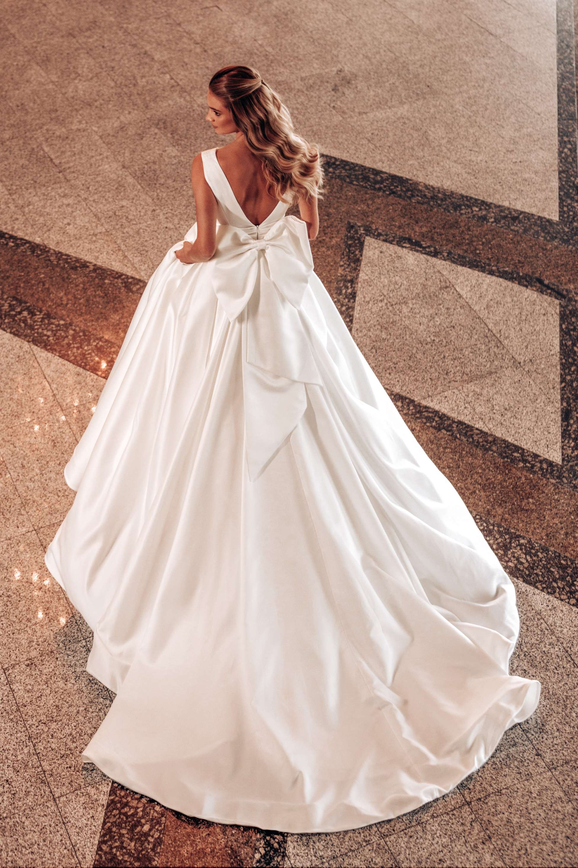 Hochzeitskleid aus Satin mit Prinzessinnen Silhouette