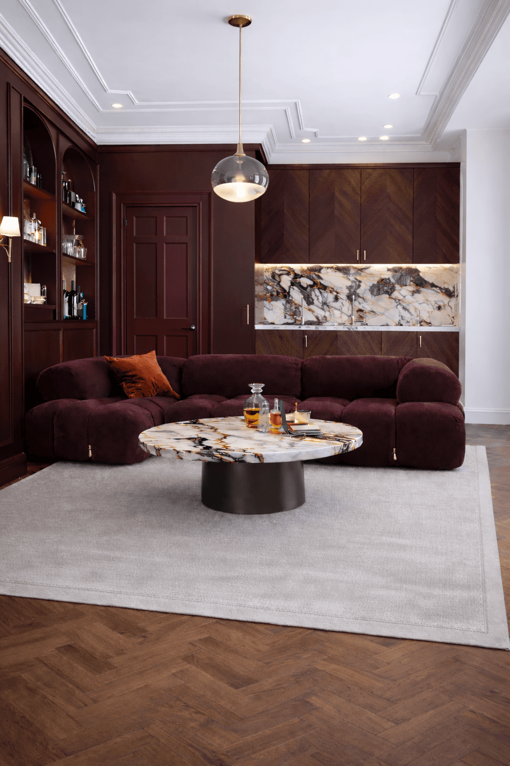 Image of chalet next to mountains