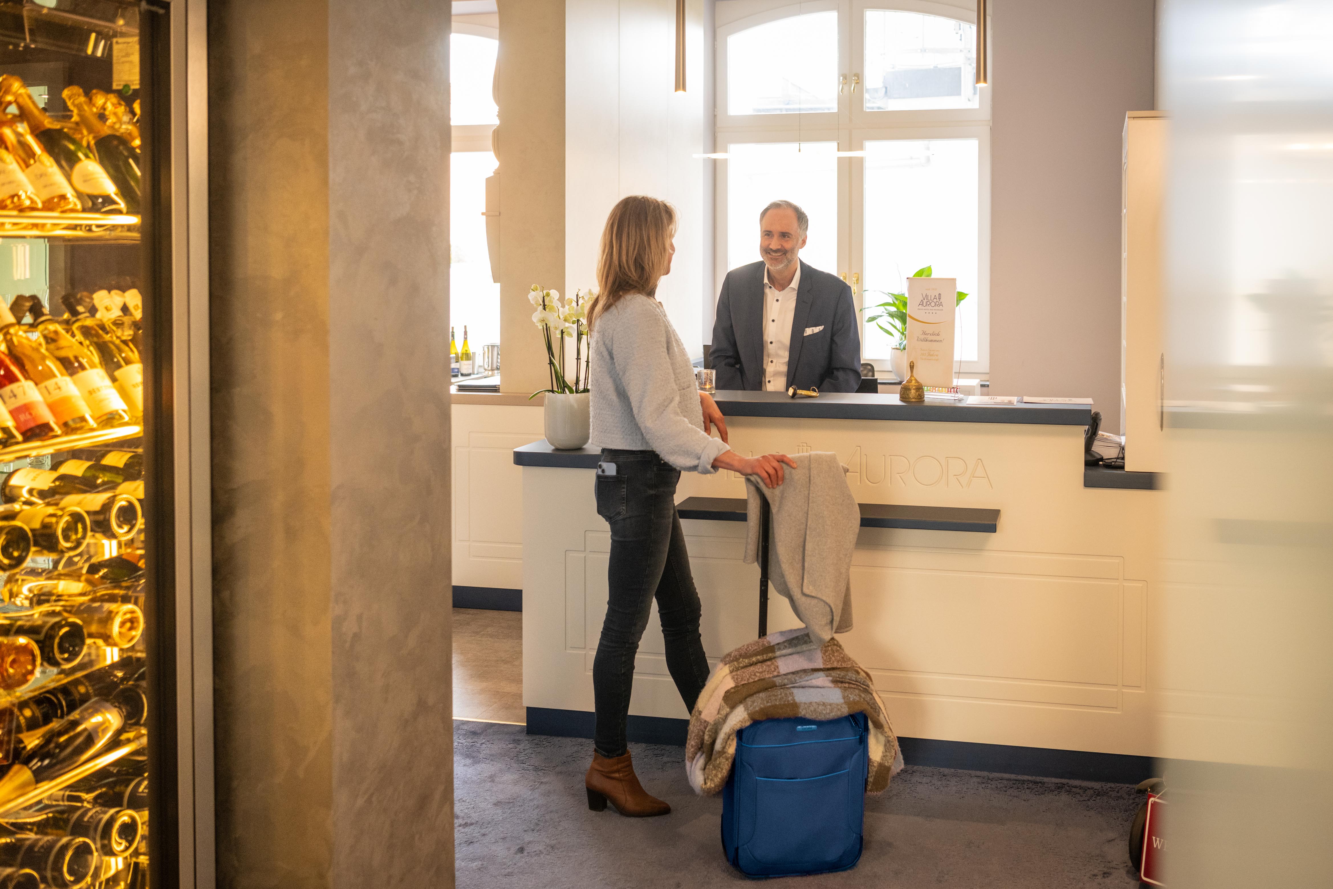 Frau am Empfang im Hotel
