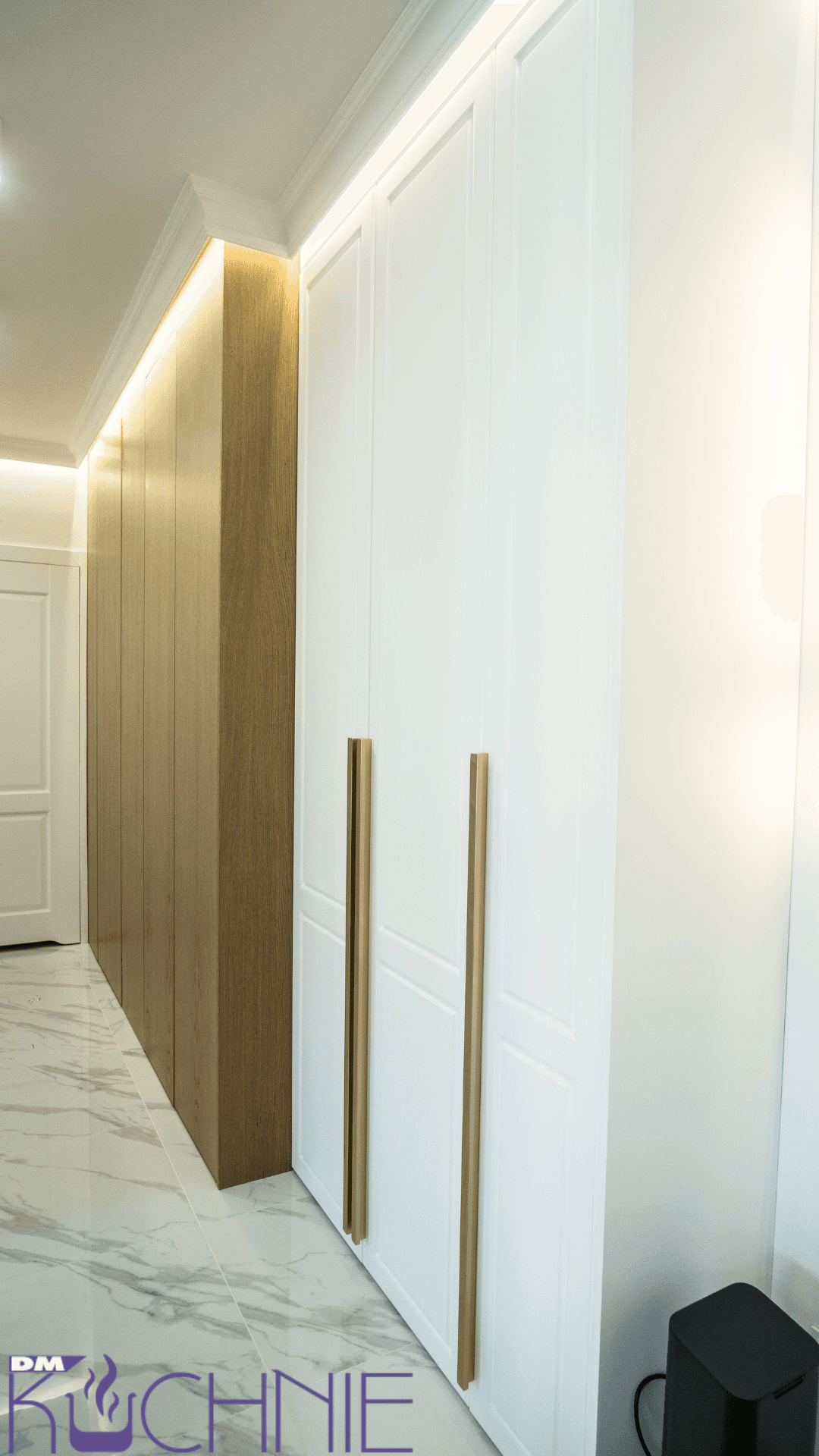 Nowoczesna zabudowa ścienna z jasnymi frontami i lamelami, meble na wymiar w Warszawie