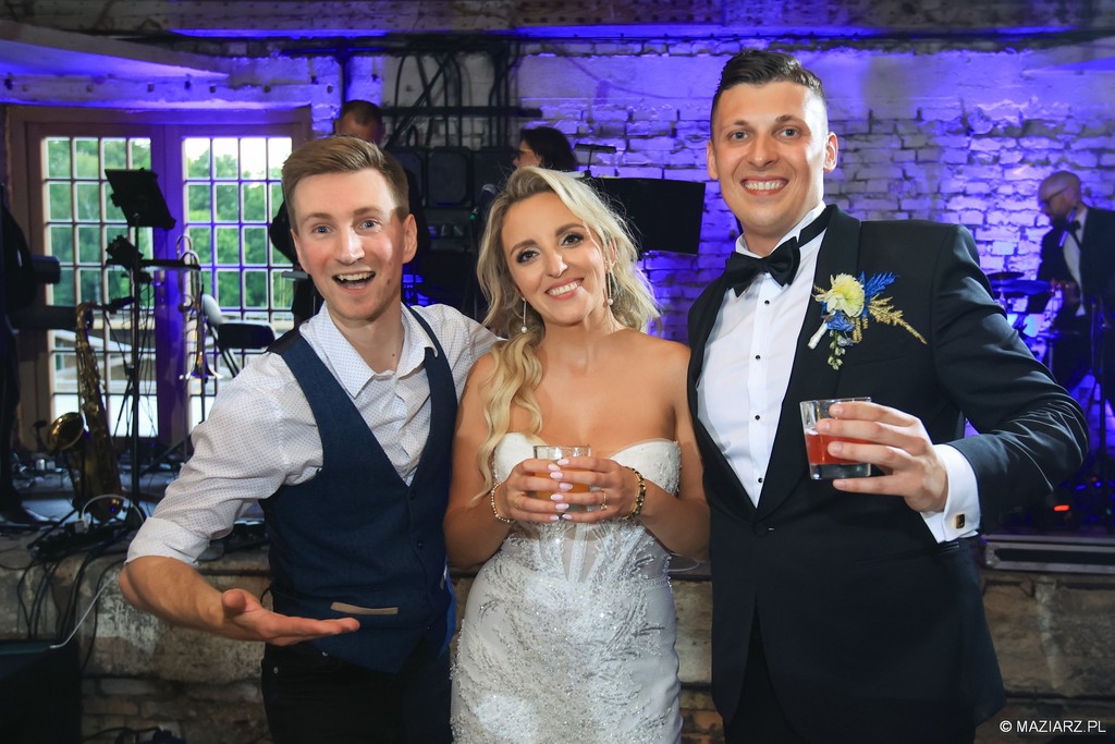 Barman na wesele zabawia gości po udanej obsłudze barmańskiej wesela