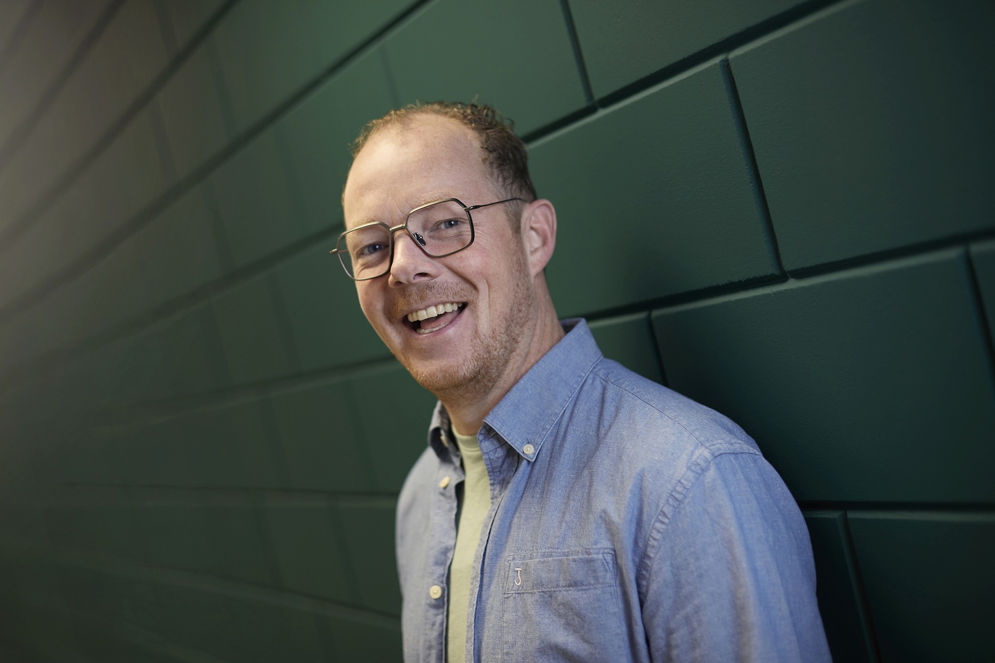 Technici installeren apparatuur in een woning om het energie-efficiënt te maken.