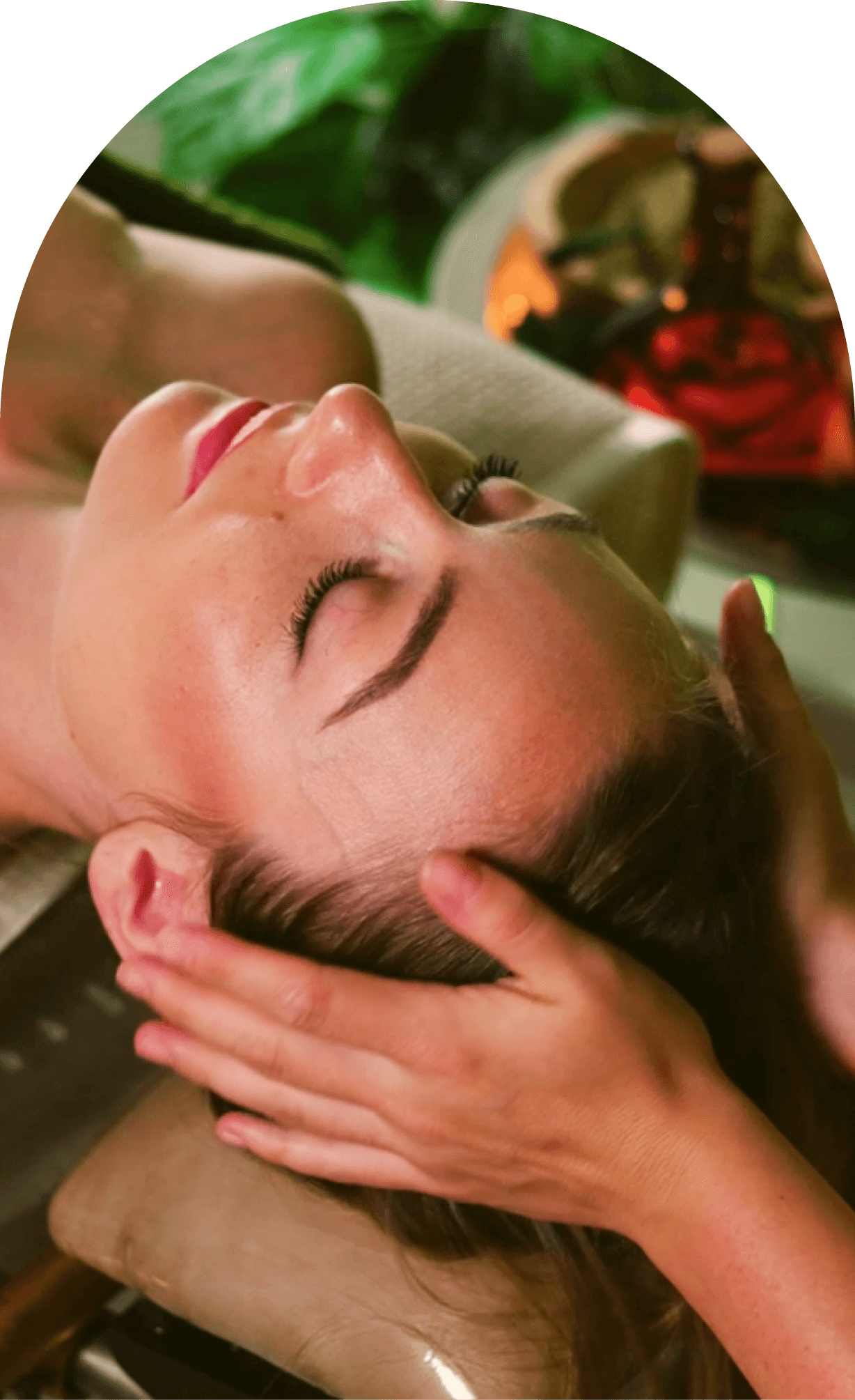 Jemná masáž pokožky hlavy pro uvolnění napětí