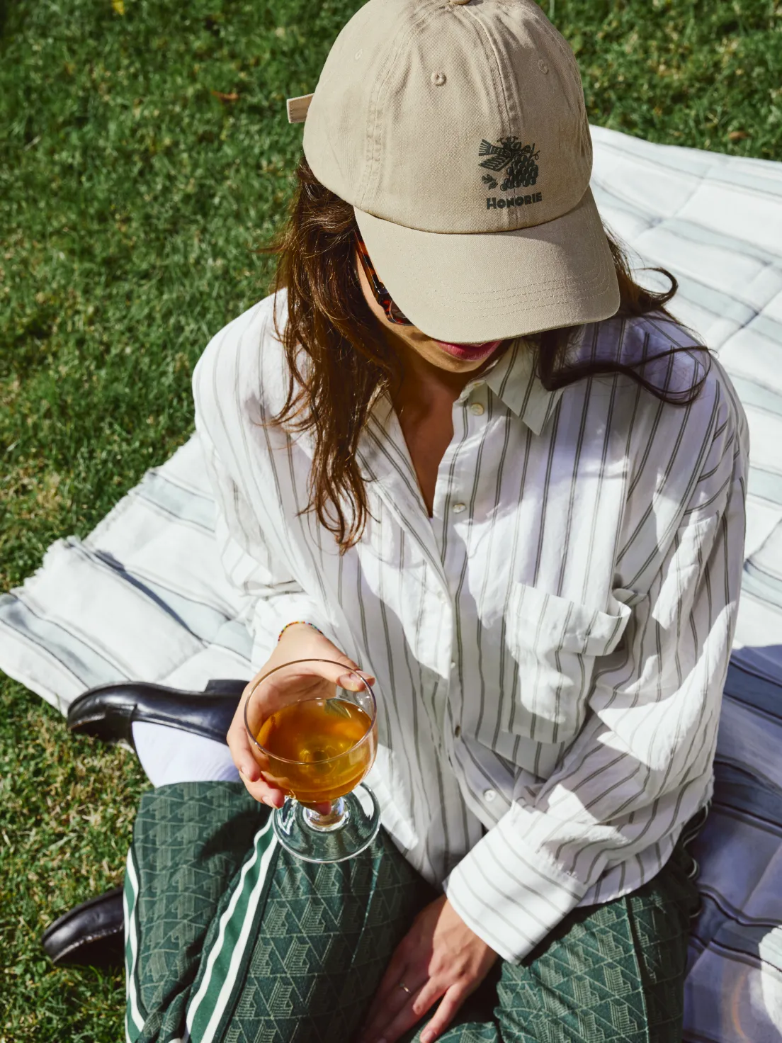 Casquette Honorie portée lors d’un pique-nique