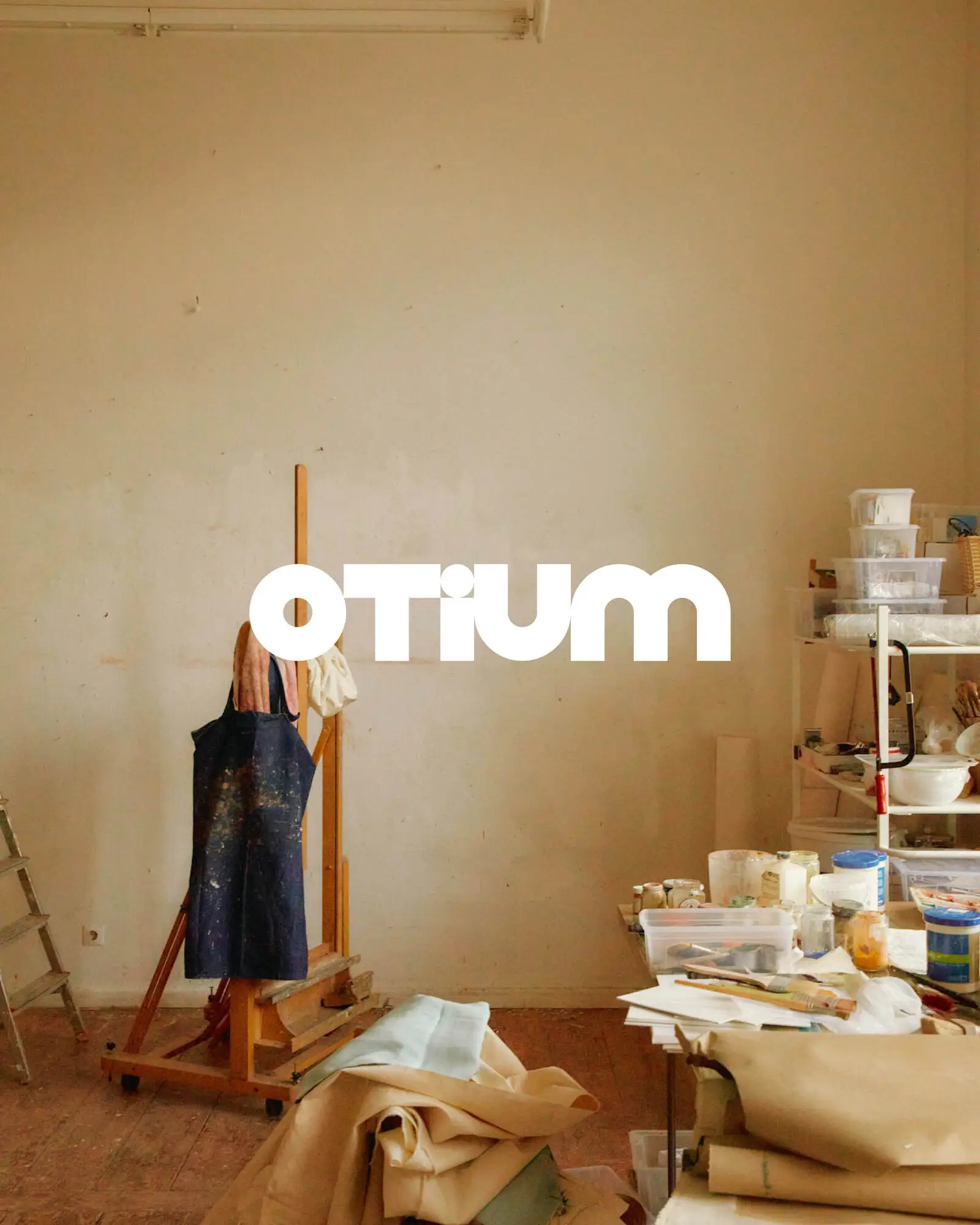 Portrait-style client image for OTIUM testimonial about professional design guidance and visual identity work