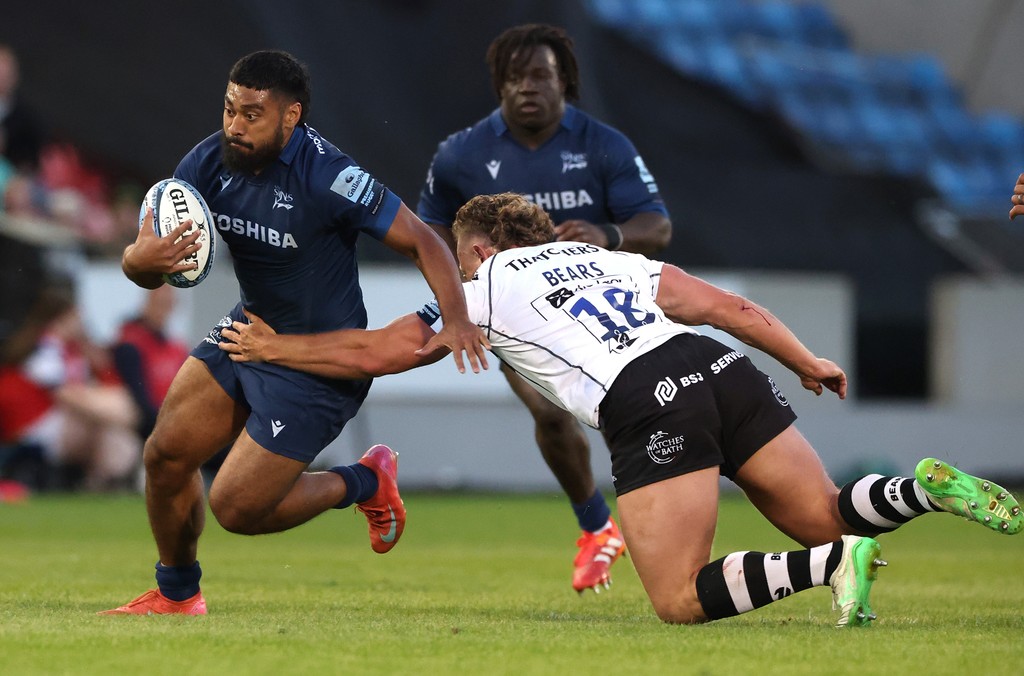rugby player breakinga tackle