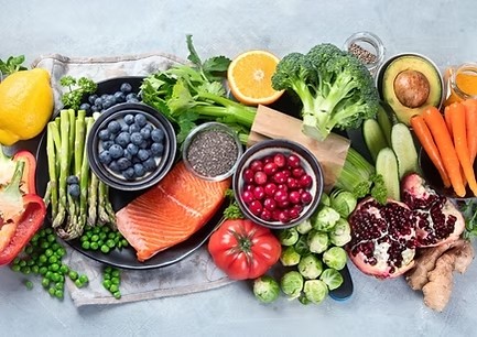 Frisches Obst und Gemüse dekorativ angerichtet – Die DAG unterstützt die Berliner Tafel bei der Versorgung von Bedürftigen.
