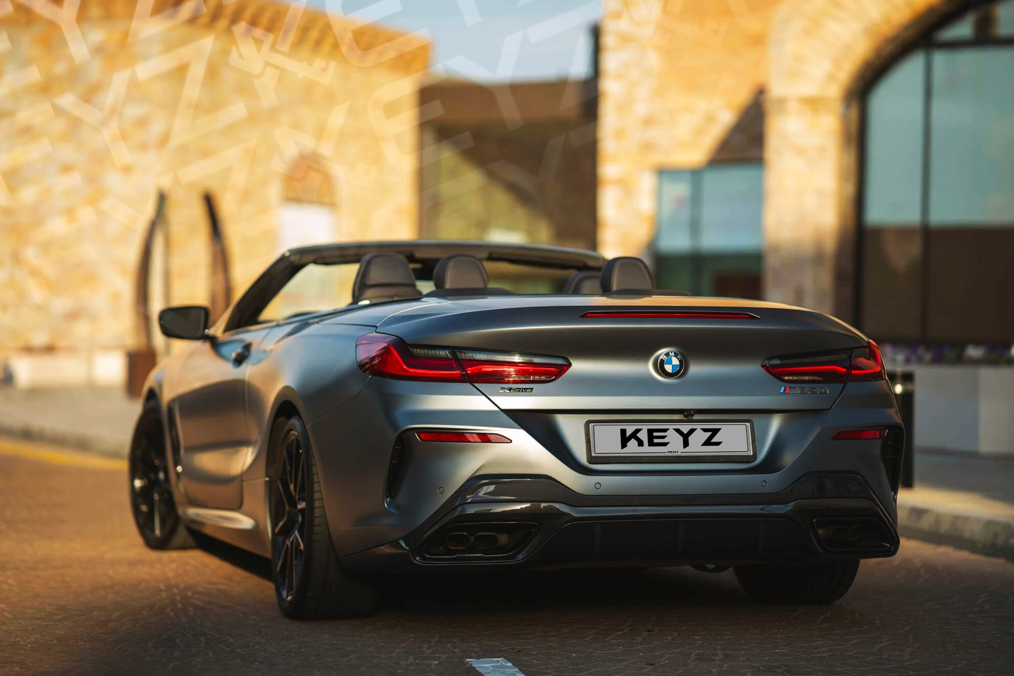 Vue extérieure arrière BMW M850i Cabriolet Gris – Location Sportive à Dubaï | Keyz Rent