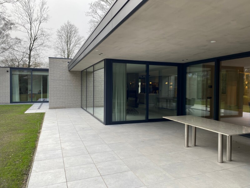 Stijlvolle strakke villa in onderhoudsarme materialen