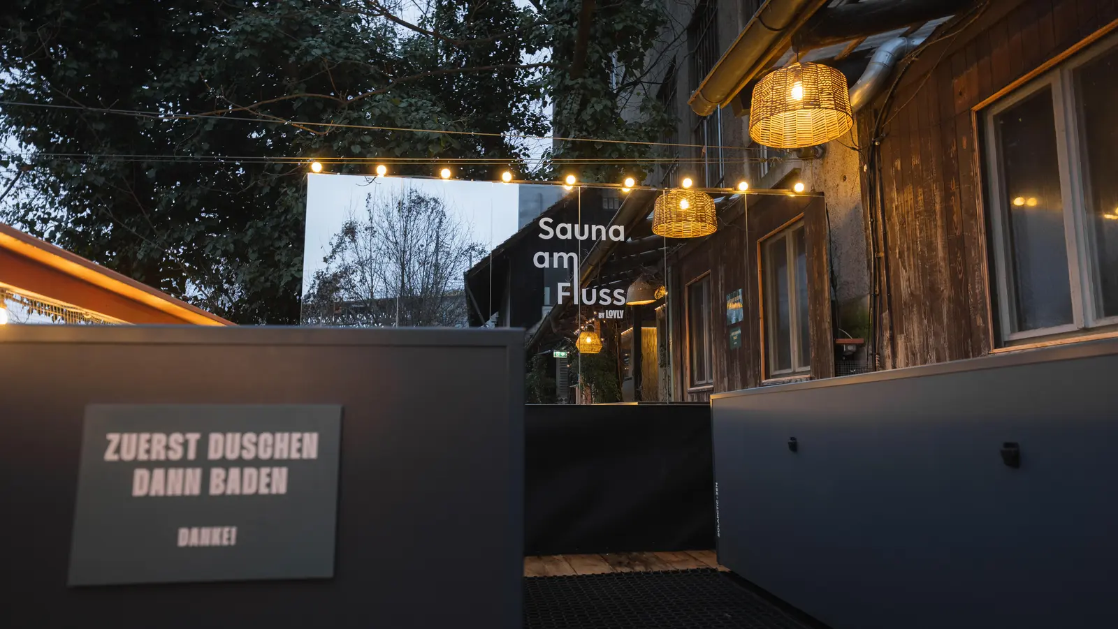 Zwei Cold Plunges im Vordergrund mit einer grossen Spiegelwand im Hintergrund