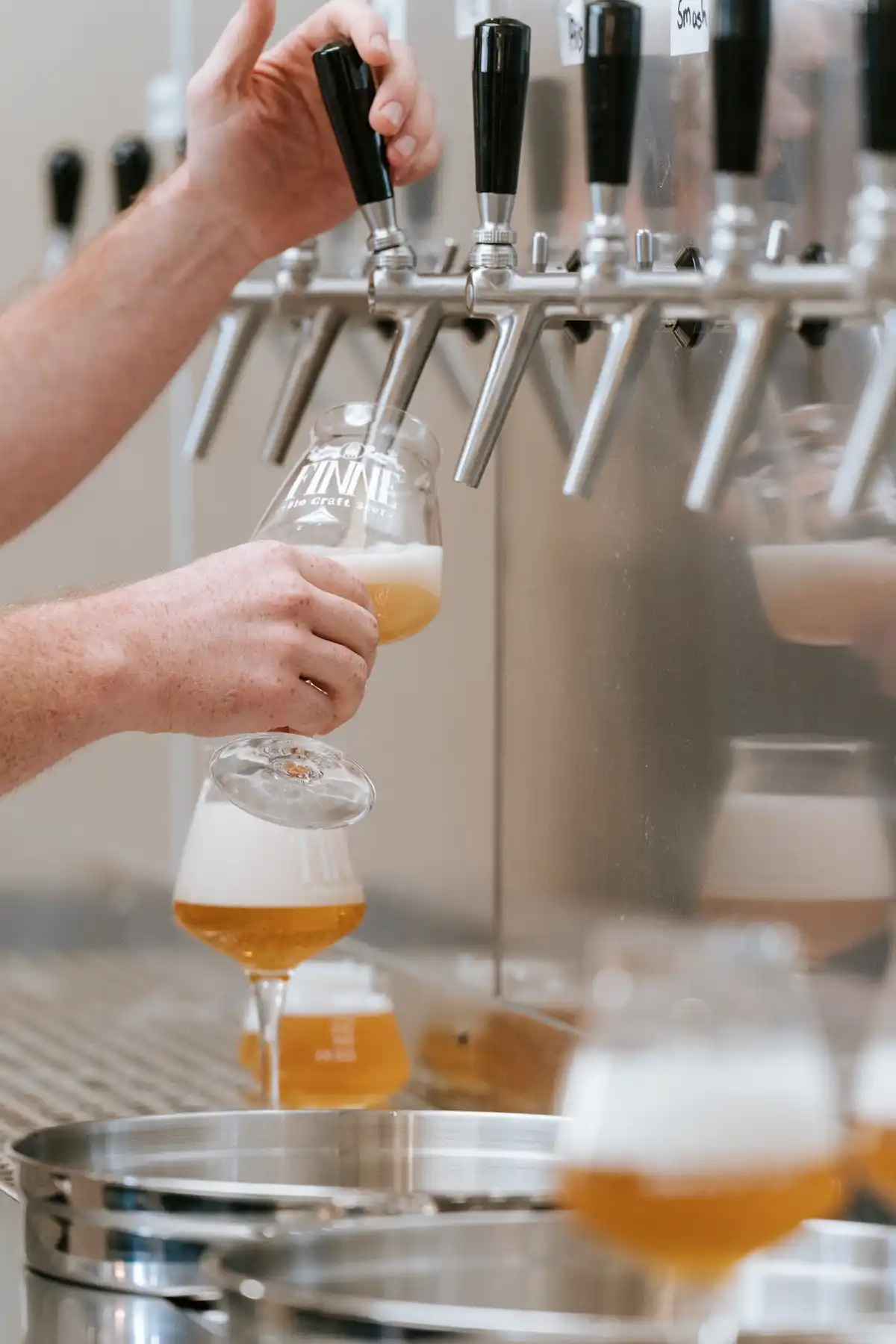 Frisch gezapftes Craft Beer beim Finne Opening in der Hafenbrauerei Münster an der Zapfanlage