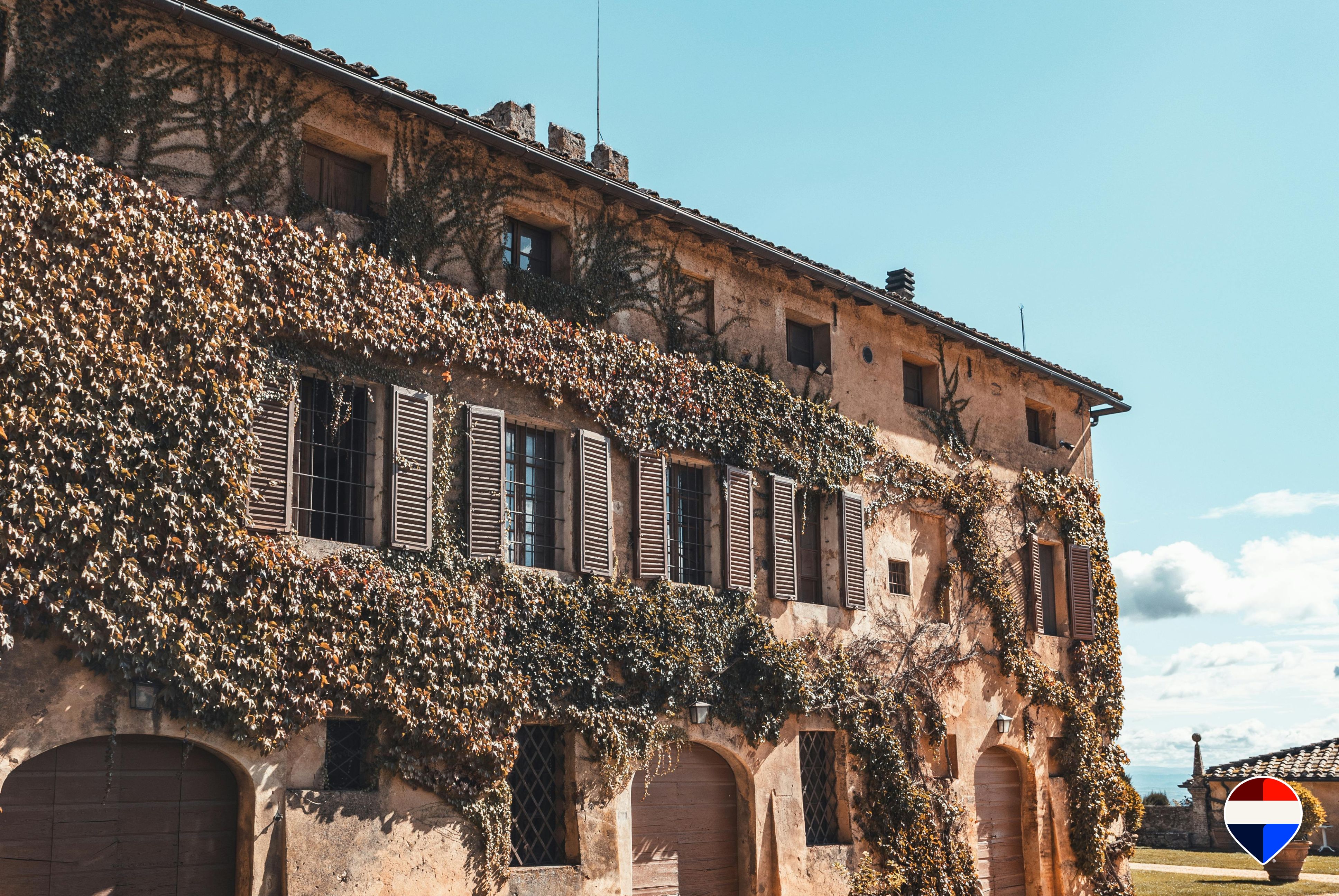 Hai ragione, l'articolo parla ai venditori italiani della rete internazionale come strumento di vendita. Casale toscano in pietra ricoperto di edera: una casa in Maremma proposta anche al mercato immobiliare internazionale